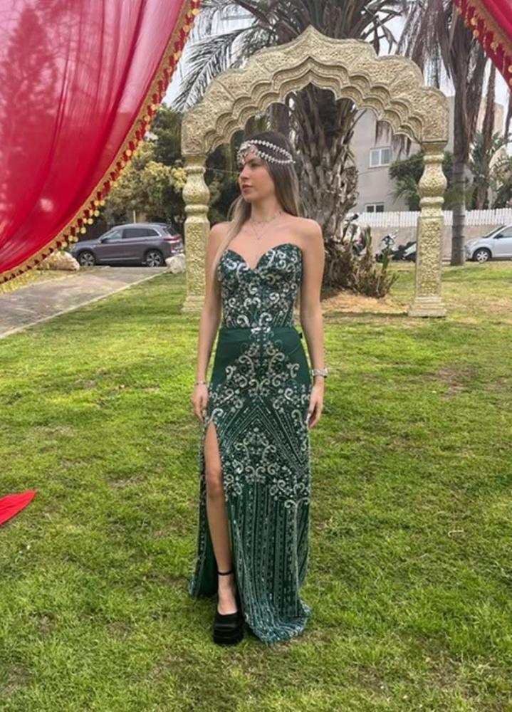 כלה בשמלה ירוקה בכניסה מעוצבת