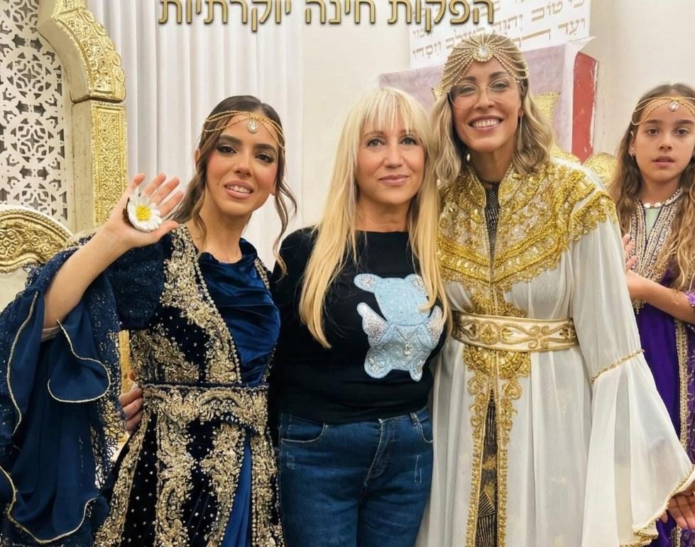 נשות המשפחה בתלבושות חינה